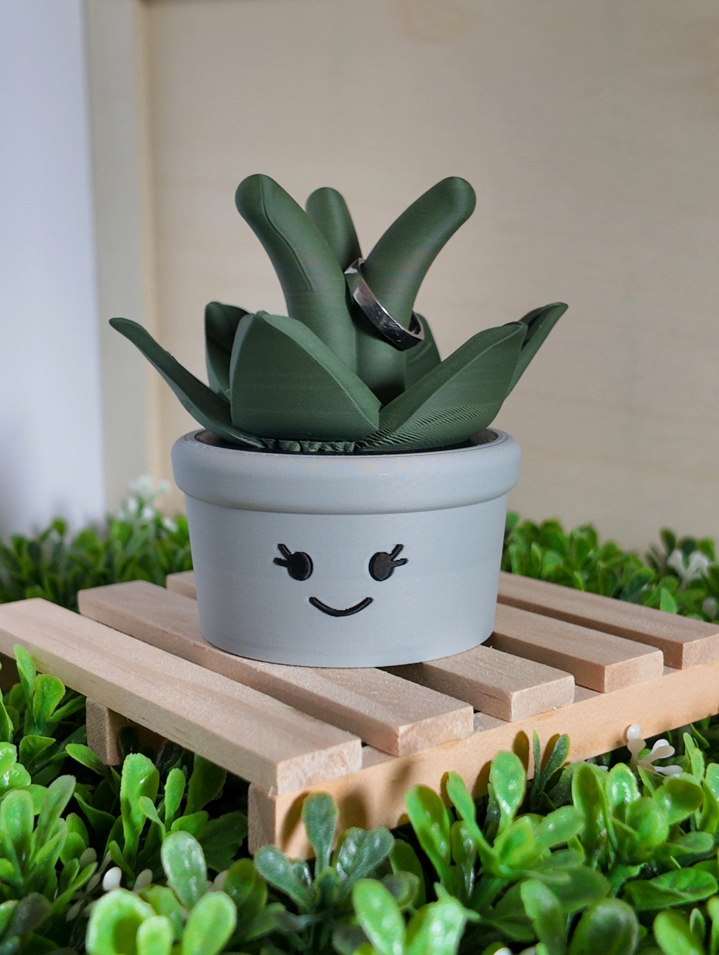 The Frond - Ring Holder